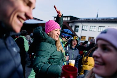 Happy people at the snowman gathering in Kleinwalsertal, Winter 2025, enjoying an outdoor event, smiling faces, winter sports atmosphere. | © Kleinwalsertal Tourismus eGen • Photographer: Oliver Farys
